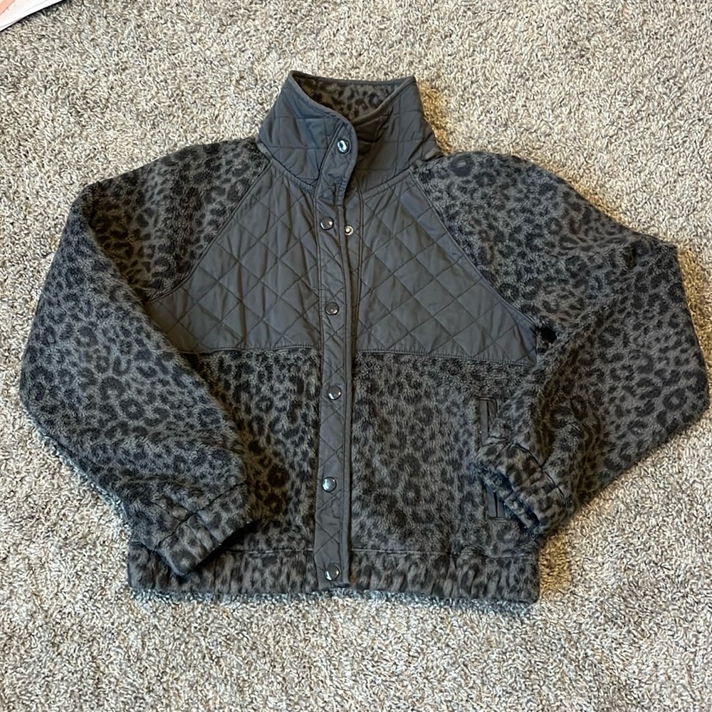 ABERCROMBIE & FITCH gray leopard fleece jacket